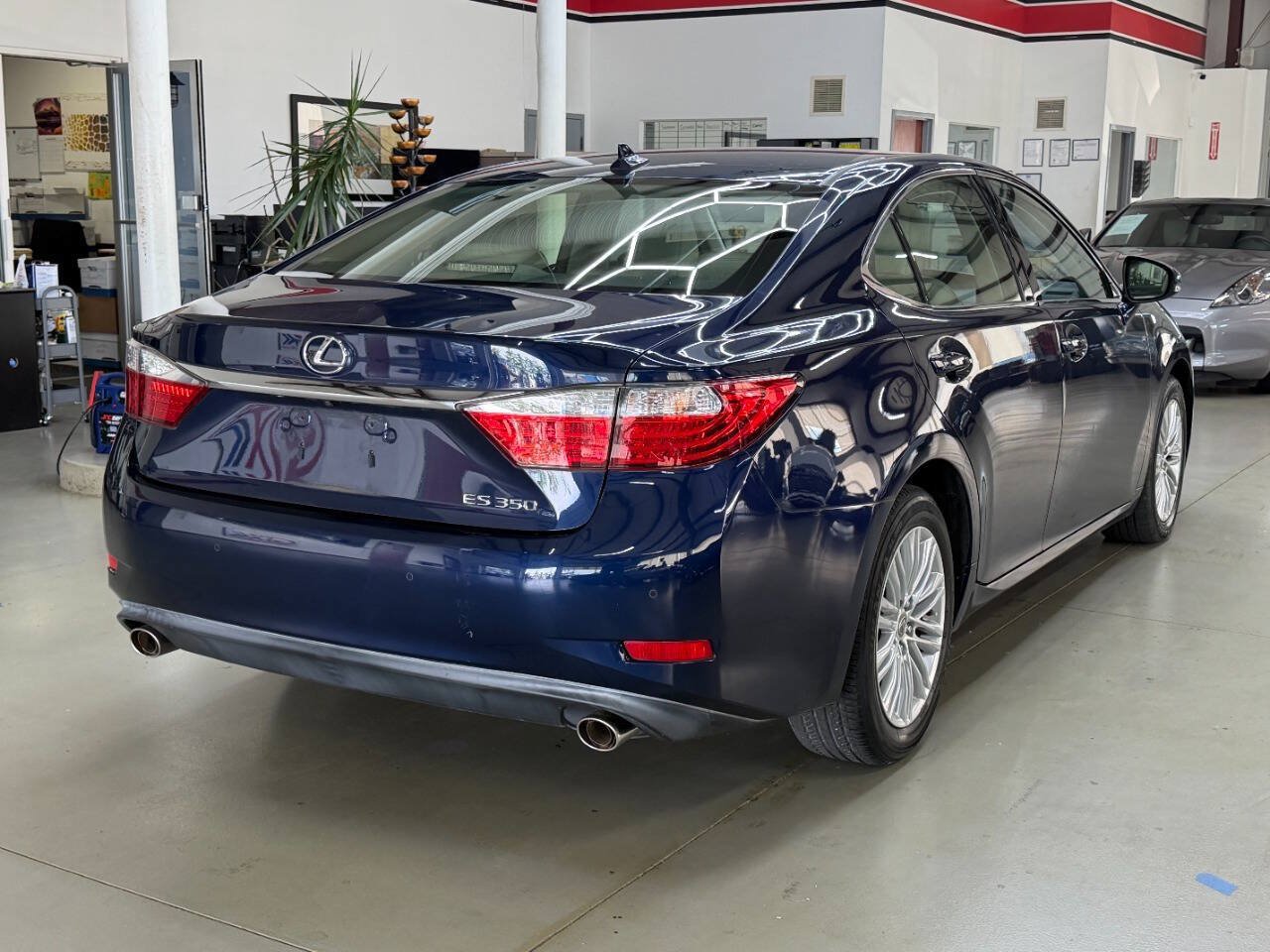 Used 2013 Lexus ES 350 w/ Luxury Pkg FWD image 2