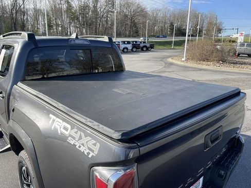 Used 2022 Toyota Tacoma TRD Sport w/ Technology Package image 15