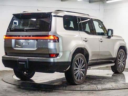 Used 2024 Lexus GX 550 w/ Accessory Package (2T) AWD/4WD image 4
