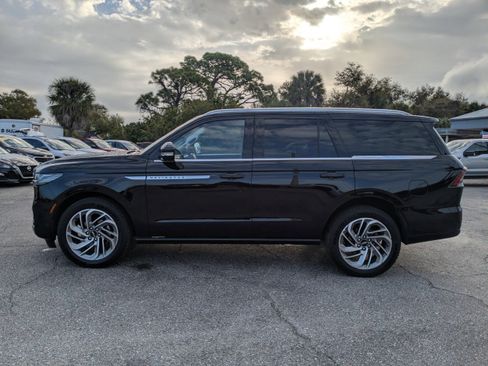 Used 2025 Lincoln Navigator Reserve AWD/4WD image 7