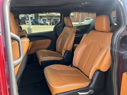 Used 2021 Chrysler Pacifica Pinnacle image 8