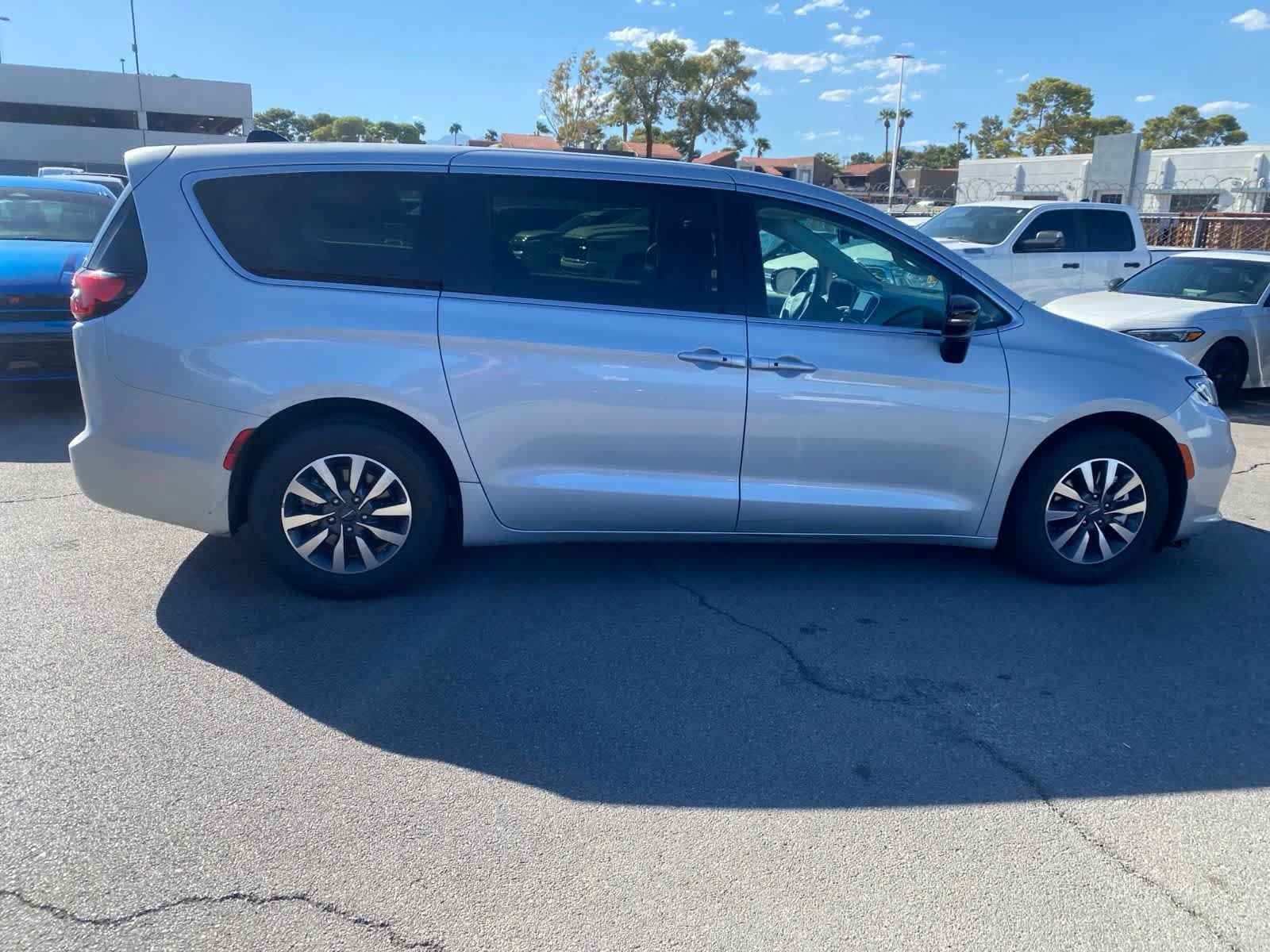 Used 2024 Chrysler Pacifica Limited FWD image 5