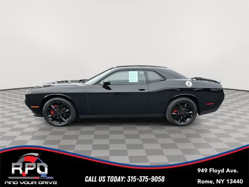 Used 2021 Dodge Challenger SXT image 2