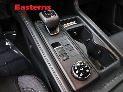 Used 2024 Nissan Pathfinder S AWD/4WD image 13