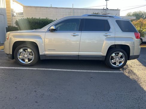 Used 2013 GMC Terrain SLT FWD image 2