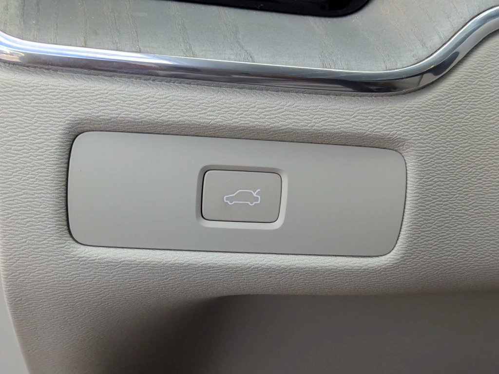 Used 2024 Volvo XC60 B5 Plus w/ Protection Package Premier AWD/4WD image 33