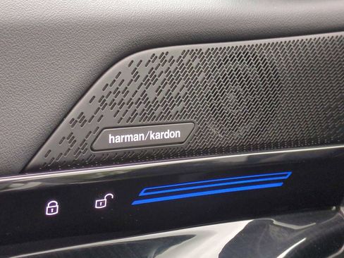 Used 2025 BMW 530i xDrive w/ Premium Package image 33