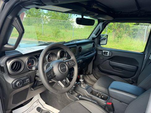 Used 2023 Jeep Gladiator Sport AWD/4WD image 12