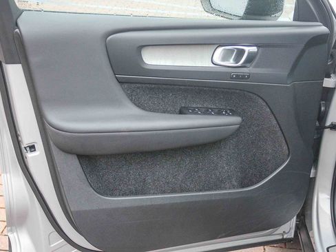 Used 2025 Volvo XC40 B5 Plus image 19