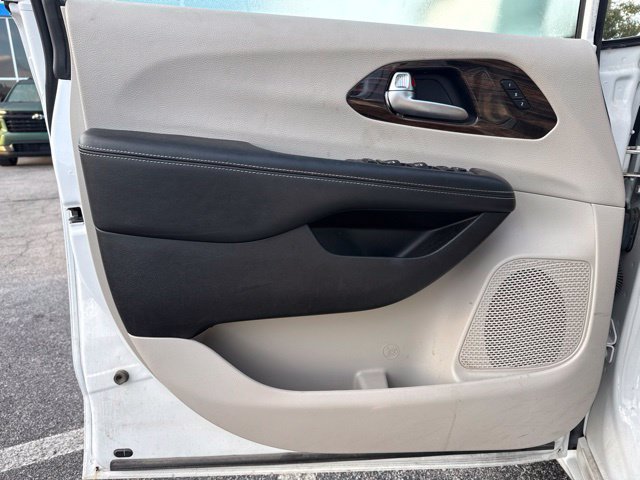 Used 2021 Chrysler Pacifica Limited AWD/4WD image 16