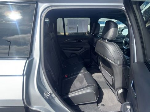 Used 2025 Jeep Grand Cherokee Altitude image 34