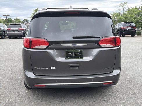 Used 2018 Chrysler Pacifica Touring-L Plus FWD image 28