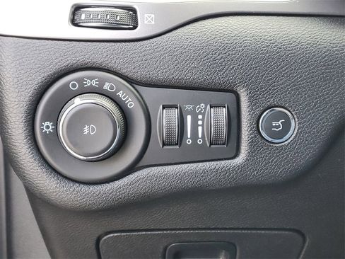 Used 2021 Jeep Cherokee Latitude Lux w/ Comfort/Convenience Group image 18