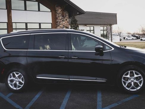 Used 2020 Chrysler Pacifica Touring-L image 25