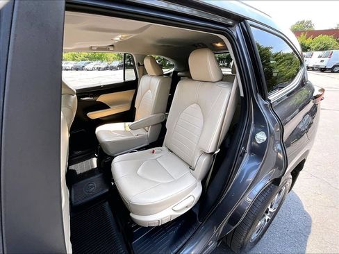 Used 2024 Toyota Highlander XLE FWD image 14