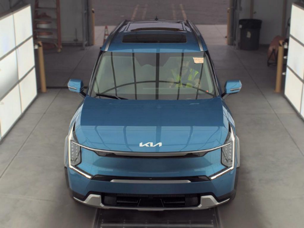 Used 2024 Kia EV9 Land AWD/4WD image 3