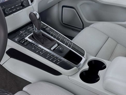 Used 2018 Porsche Macan Turbo image 21