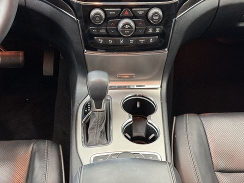 Used 2019 Jeep Grand Cherokee Overland AWD/4WD image 18