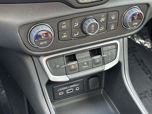 Used 2024 GMC Terrain SLT w/ Elevation Edition image 28