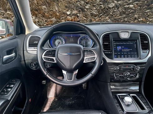 Used 2018 Chrysler 300 Touring L image 5