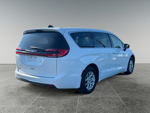 Used 2023 Chrysler Pacifica Touring-L FWD image 6