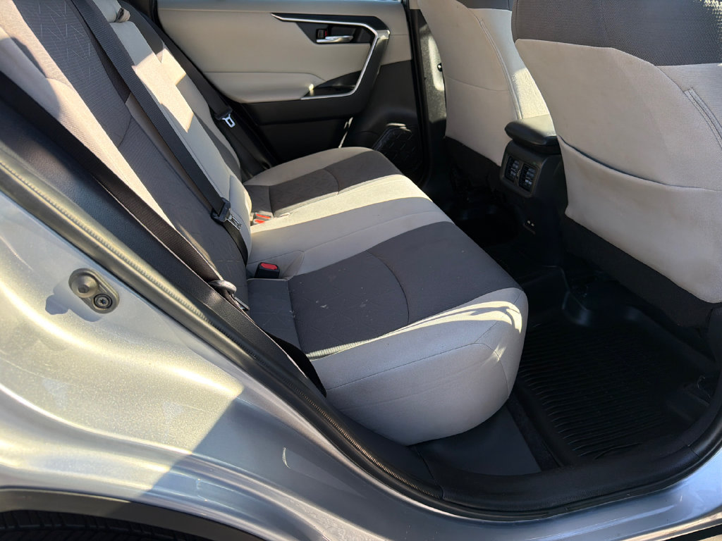 Used 2021 Toyota RAV4 XLE w/ Convenience Package FWD image 18
