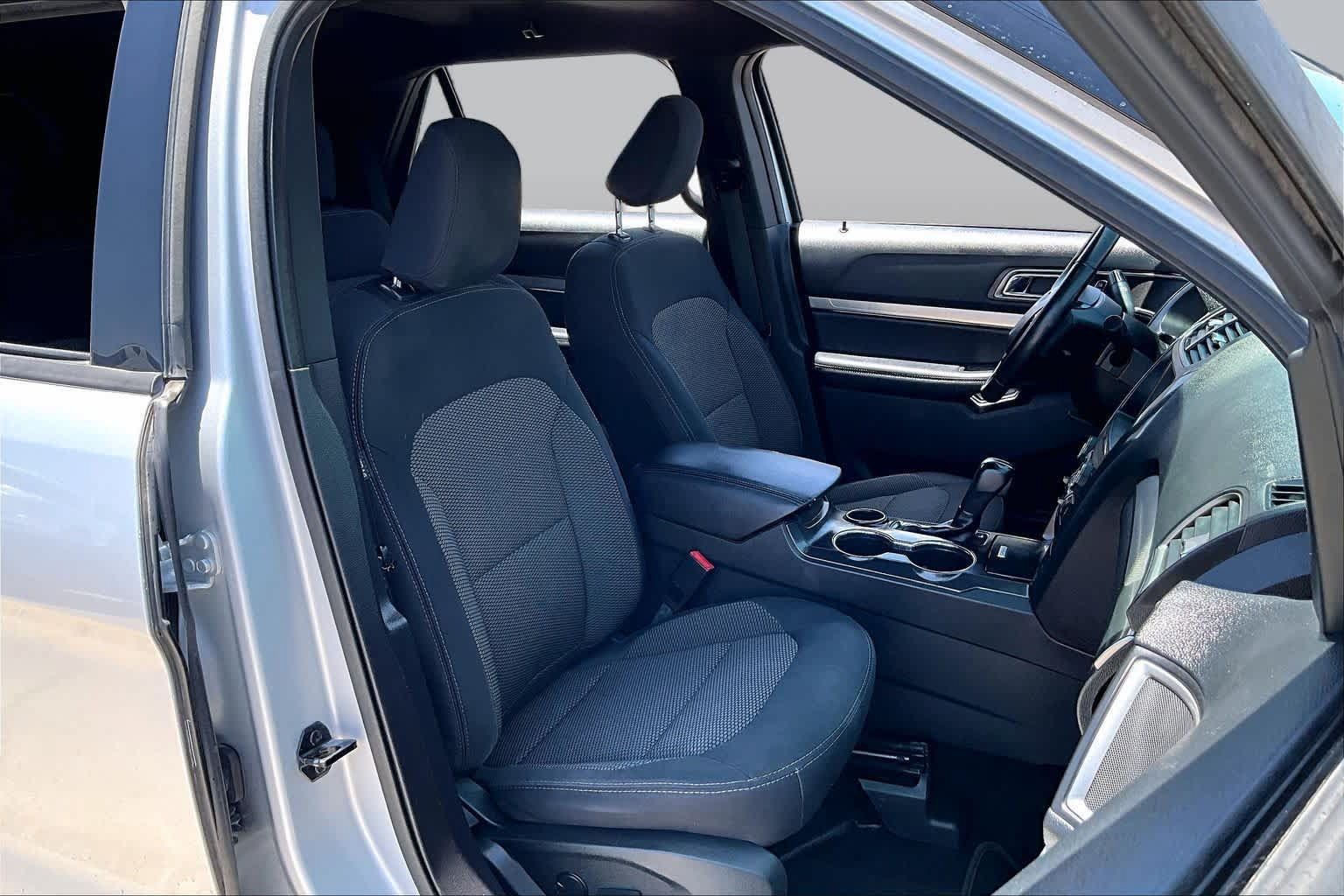 Used 2019 Ford Explorer XLT w/ Equipment Group 201A FWD image 9