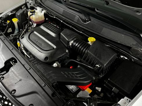 Used 2024 Chrysler Pacifica Touring-L image 11