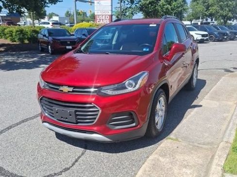 Used 2020 Chevrolet Trax LT w/ Driver Confidence Package FWD image 3