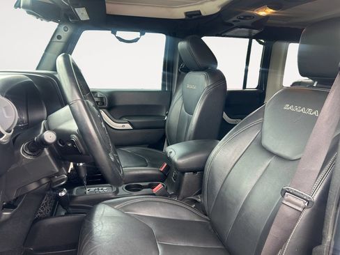 Used 2017 Jeep Wrangler Unlimited Sahara w/ Connectivity Group AWD/4WD image 9