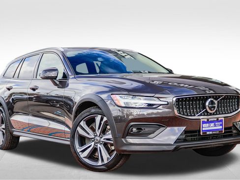 Used 2025 Volvo V60 B5 Cross Country Plus image 32