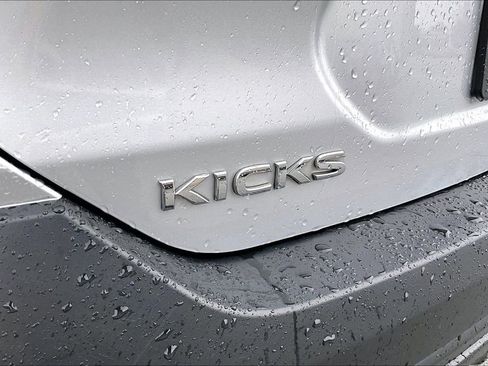 Used 2019 Nissan Kicks SV image 8