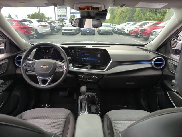 Used 2025 Chevrolet Trax LT w/ LT Convenience Package FWD image 25