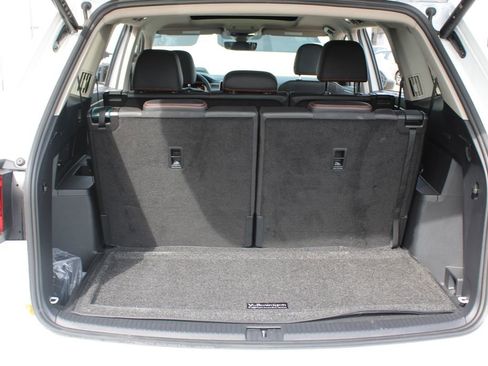 Certified 2025 Volkswagen Atlas Peak Edition SE AWD/4WD image 30