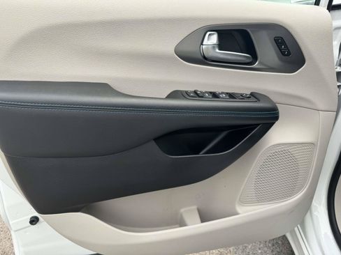 Used 2021 Chrysler Pacifica Touring-L FWD image 17