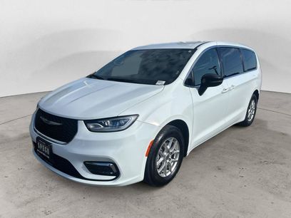 Used 2025 Chrysler Pacifica Select