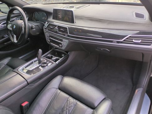 Used 2018 BMW 750i xDrive w/ Executive Package image 29