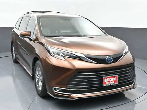 Used 2023 Toyota Sienna XLE image 3
