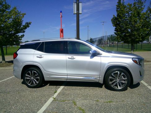 Used 2020 GMC Terrain Denali w/ Denali Premium Package AWD/4WD image 2