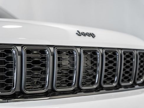 New 2025 Jeep Grand Cherokee Altitude image 11