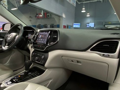 Used 2019 Jeep Cherokee Limited w/ Technology Group FWD image 34