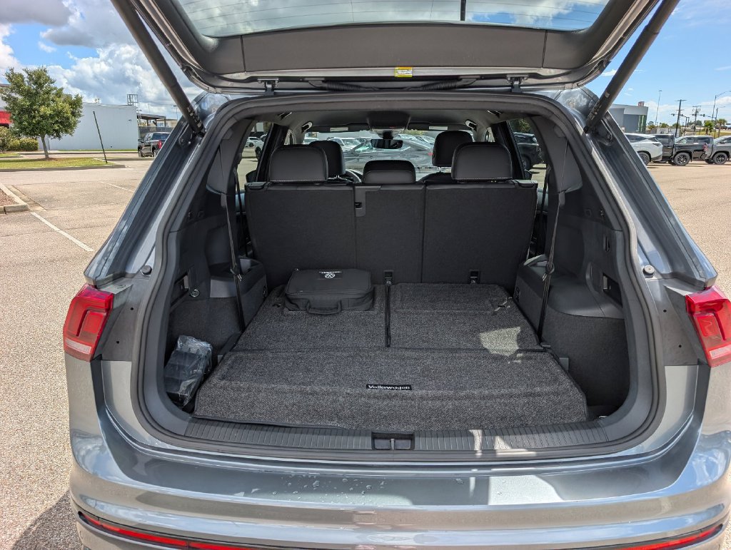Used 2022 Volkswagen Tiguan SE R-Line FWD image 6