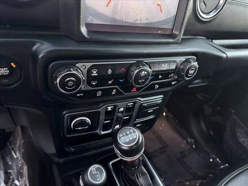 Used 2018 Jeep Wrangler Unlimited Sahara image 16