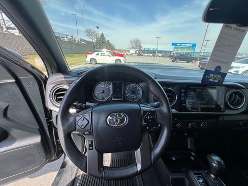 Used 2017 Toyota Tacoma TRD Sport image 37