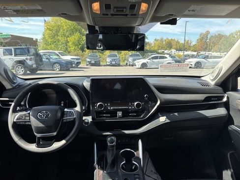Used 2023 Toyota Highlander Limited image 15