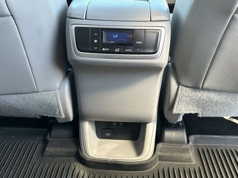 Used 2018 Toyota Highlander XLE image 18