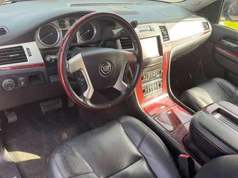 Used 2013 Cadillac Escalade ESV Premium image 15