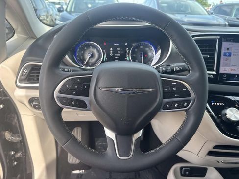 Used 2024 Chrysler Pacifica Touring-L FWD image 23