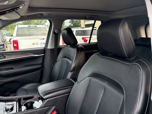 Used 2022 Jeep Grand Cherokee Limited AWD/4WD image 9