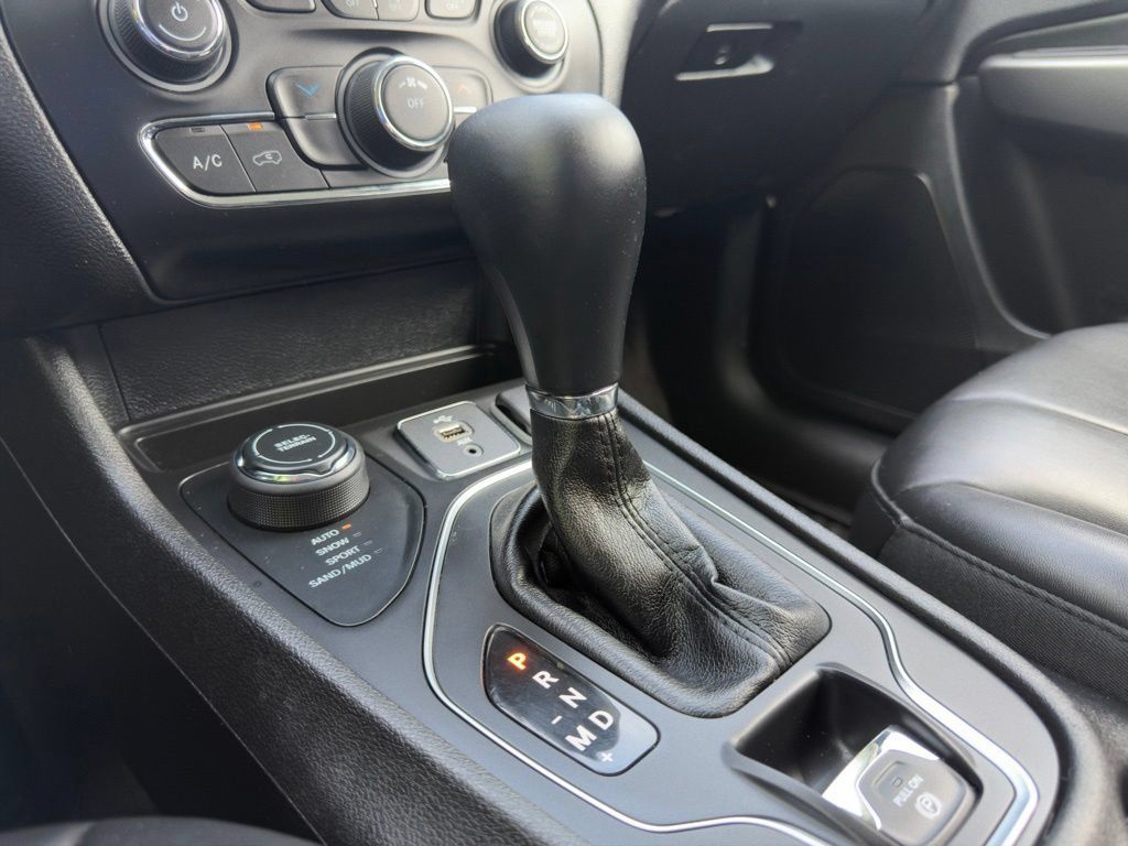 Used 2019 Jeep Cherokee Latitude Plus w/ Cold Weather Group AWD/4WD image 13